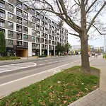 Stylish For 4 People With Underground Parking By Renters Apartmán *