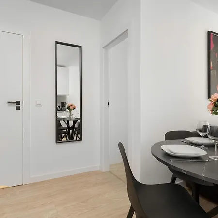 Stylish For 4 People With Underground Parking By Renters Wrocław