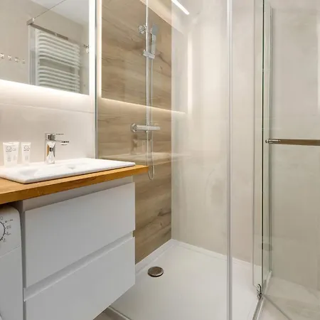 Stylish For 4 People With Underground Parking By Renters Apartmán *