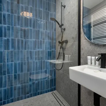 Stylish For 4 People With Underground Parking By Renters *